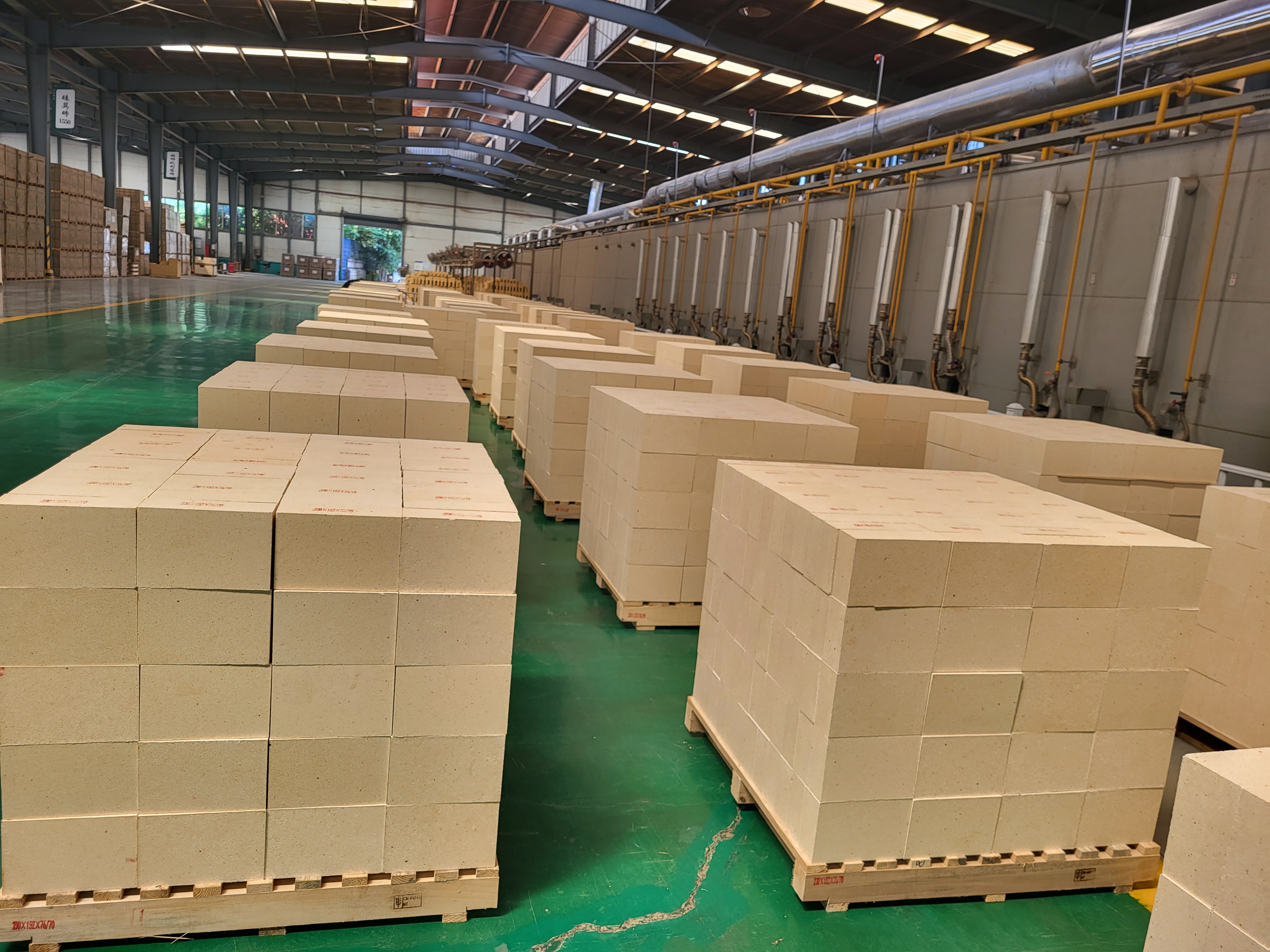 提高耐火材料的抗熱震性的途徑與方法